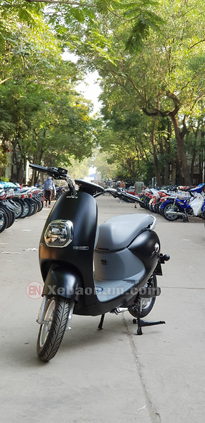 Xe máy điện Espero màu đen đèn vuông