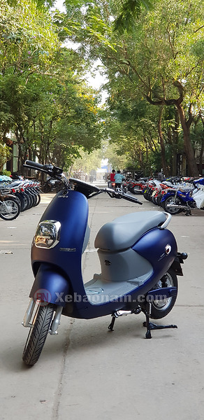 Xe máy điện Espero màu xanh đèn vuông